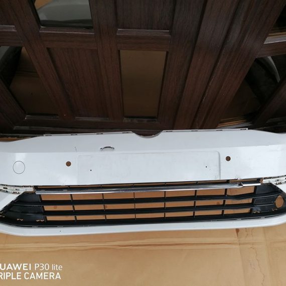 VW Golf Vll facelift Bara fata cu grila si 4 gauri senzori parcare