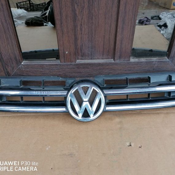VW Touareg 7P Grila cu emblema bara fata