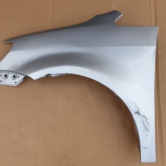 VW Touran 2009-2014 Aripa stanga